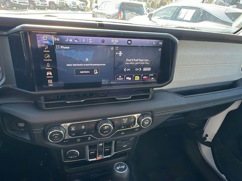 Used 2025 Jeep Wrangler Sahara image 30