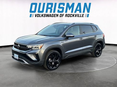 Used 2024 Volkswagen Taos SE w/ Panoramic Sunroof Package image 2