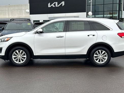 Used 2017 Kia Sorento LX image 7