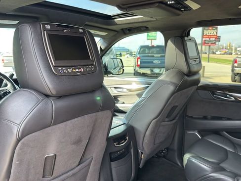 Used 2018 Cadillac Escalade Platinum image 38