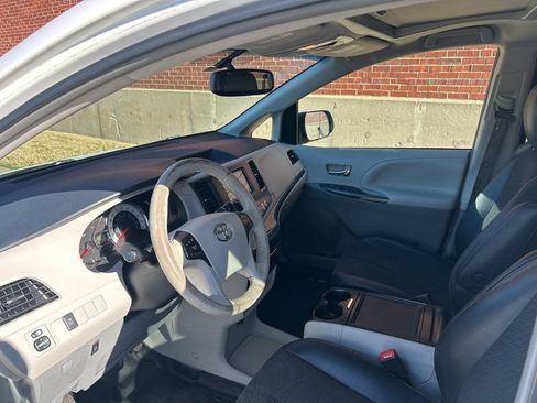 Used 2014 Toyota Sienna SE image 6