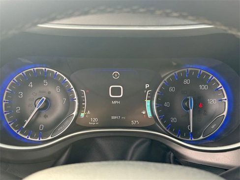 Used 2023 Chrysler Pacifica Touring-L image 21