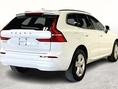 Used 2022 Volvo XC60 B5 Momentum image 2