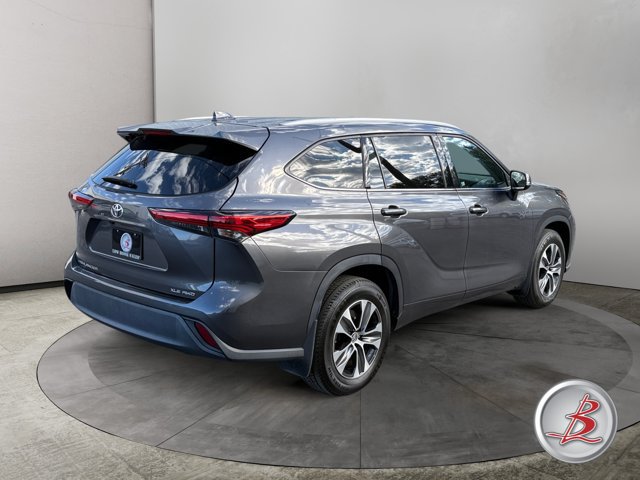 Used 2022 Toyota Highlander XLE AWD/4WD image 7
