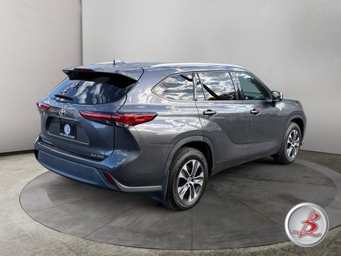 Used 2022 Toyota Highlander XLE AWD/4WD image 7