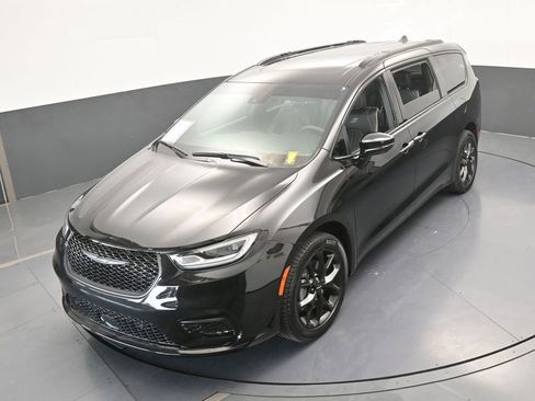 Used 2024 Chrysler Pacifica Limited w/ S Appearance Package image 56