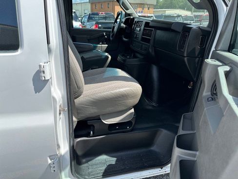 Used 2017 Chevrolet Express 2500 image 31