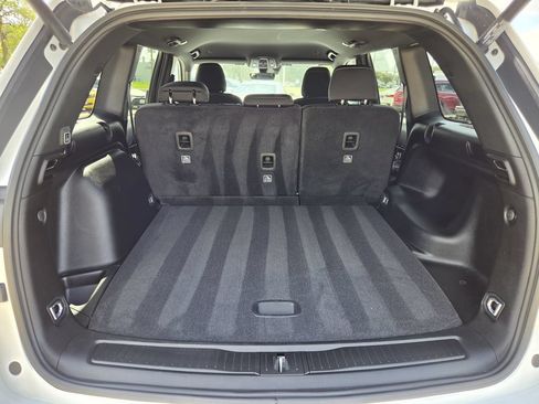 Used 2025 Jeep Grand Cherokee Laredo w/ Luxury Tech Group I RWD image 29