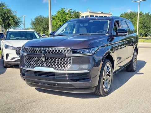 Certified 2025 Lincoln Navigator Reserve AWD/4WD image 3