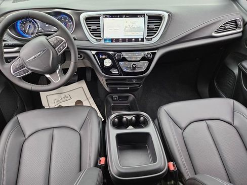 New 2026 Chrysler Pacifica Select image 10