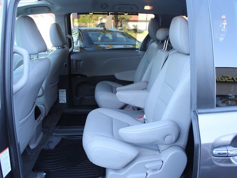 Used 2016 Toyota Sienna XLE FWD image 22