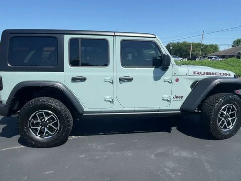 Used 2024 Jeep Wrangler Unlimited Rubicon w/ Convenience Group AWD/4WD image 9