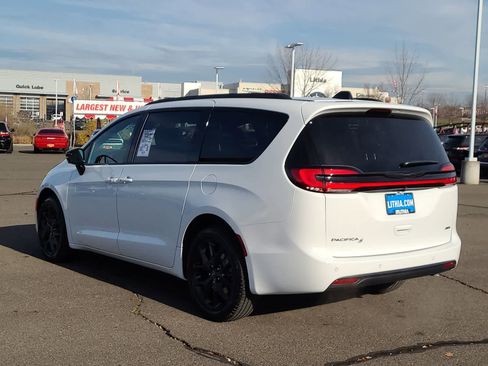 New 2026 Chrysler Pacifica Select image 12