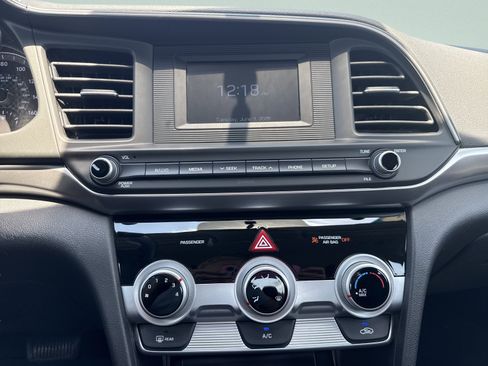 Used 2019 Hyundai Elantra SE w/ Winter Weather Package FWD image 16
