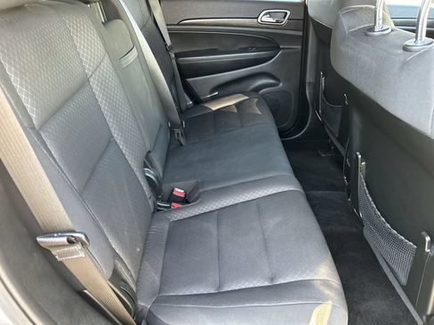 Used 2018 Jeep Grand Cherokee Laredo RWD image 10