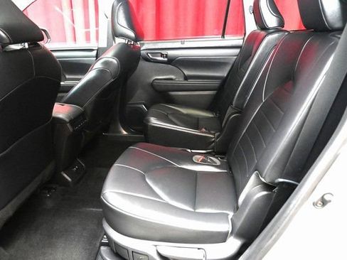 Used 2021 Toyota Highlander XLE image 3