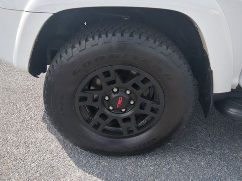 Used 2018 Toyota 4Runner SR5 Premium image 10