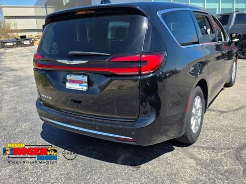 Used 2024 Chrysler Pacifica Touring-L FWD image 3