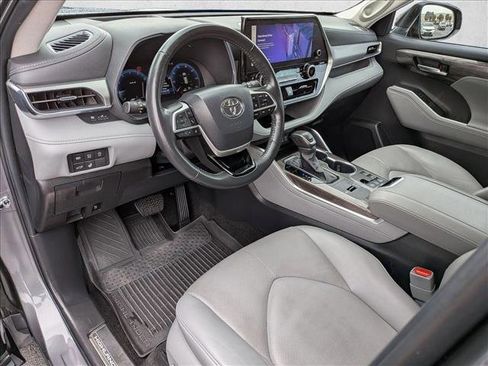 Used 2024 Toyota Highlander Platinum FWD image 10