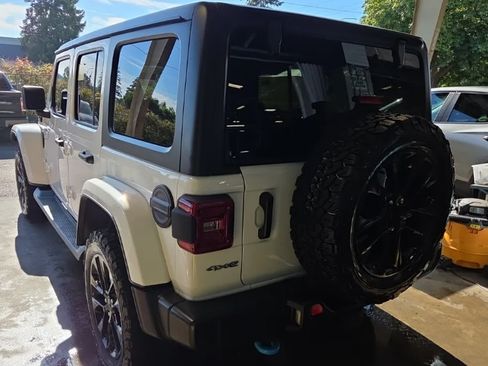 Used 2023 Jeep Wrangler Unlimited Sahara w/ Cold Weather Group AWD/4WD image 2