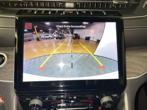 Used 2024 Jeep Grand Cherokee Limited w/ Black Appearance Package AWD/4WD image 19