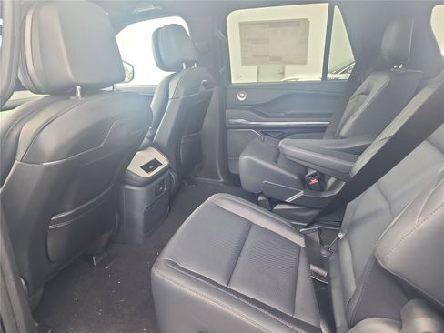 New 2026 Lincoln Navigator Reserve w/ Jet Appearance Package AWD/4WD image 18