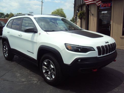 Used 2019 Jeep Cherokee Trailhawk AWD/4WD image 2
