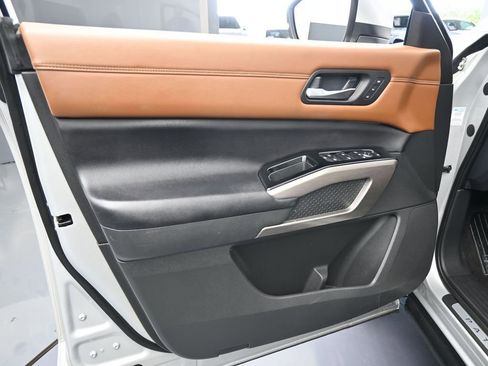 Used 2023 Nissan Pathfinder Platinum image 16