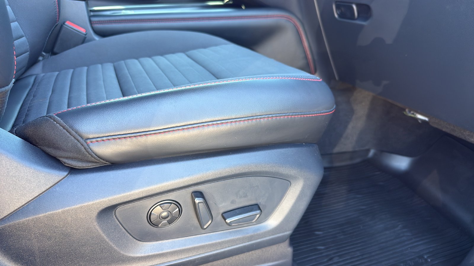 Used 2025 Ford Explorer ST-Line w/ Premium Package RWD image 24