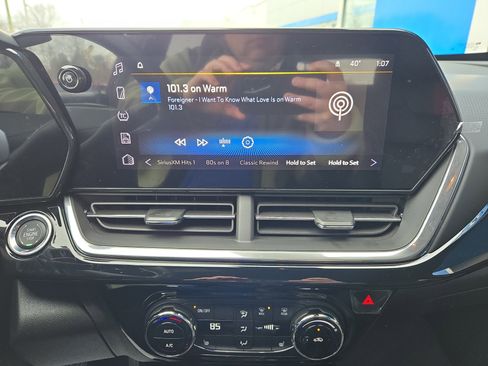 Used 2025 Chevrolet Trax RS w/ Sunroof Package image 7