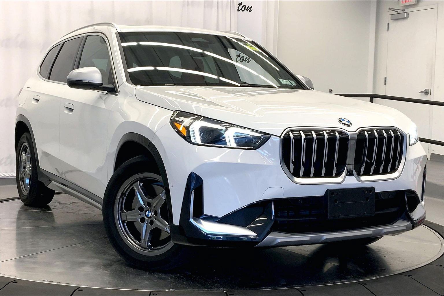 Used 2023 BMW X1 xDrive28i w/ Premium Package AWD/4WD image 9