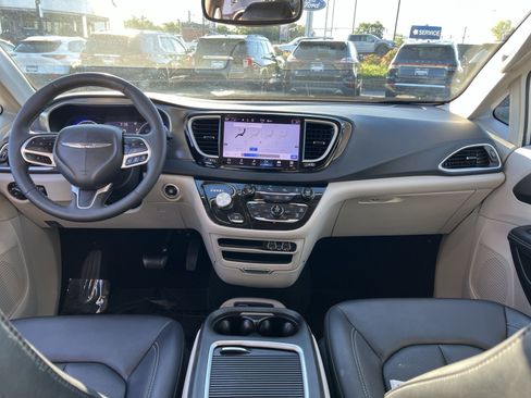 Used 2024 Chrysler Pacifica Touring-L FWD image 22