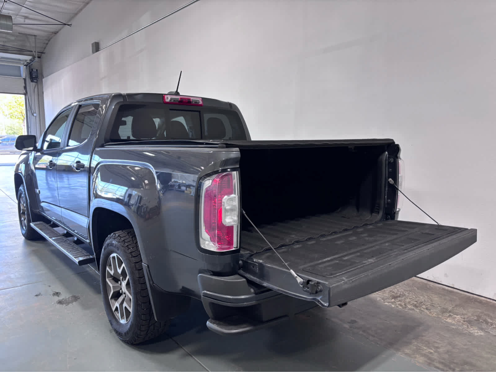 Used 2016 GMC Canyon SLE w/ All Terrain Package AWD/4WD image 4