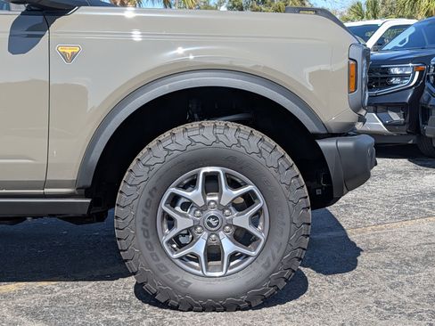 New 2025 Ford Bronco Badlands image 12