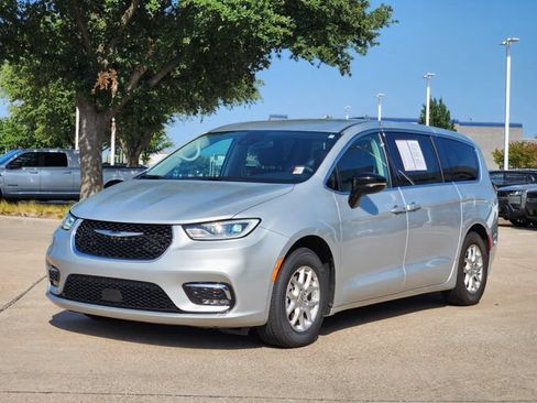 Used 2024 Chrysler Pacifica Touring-L FWD image 3