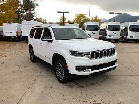 Used 2025 Jeep Wagoneer 4WD image 7