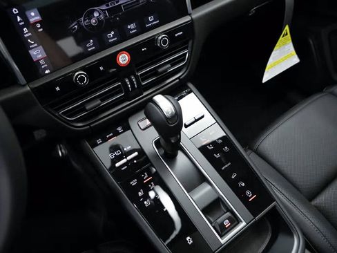 Certified 2025 Porsche Macan image 16