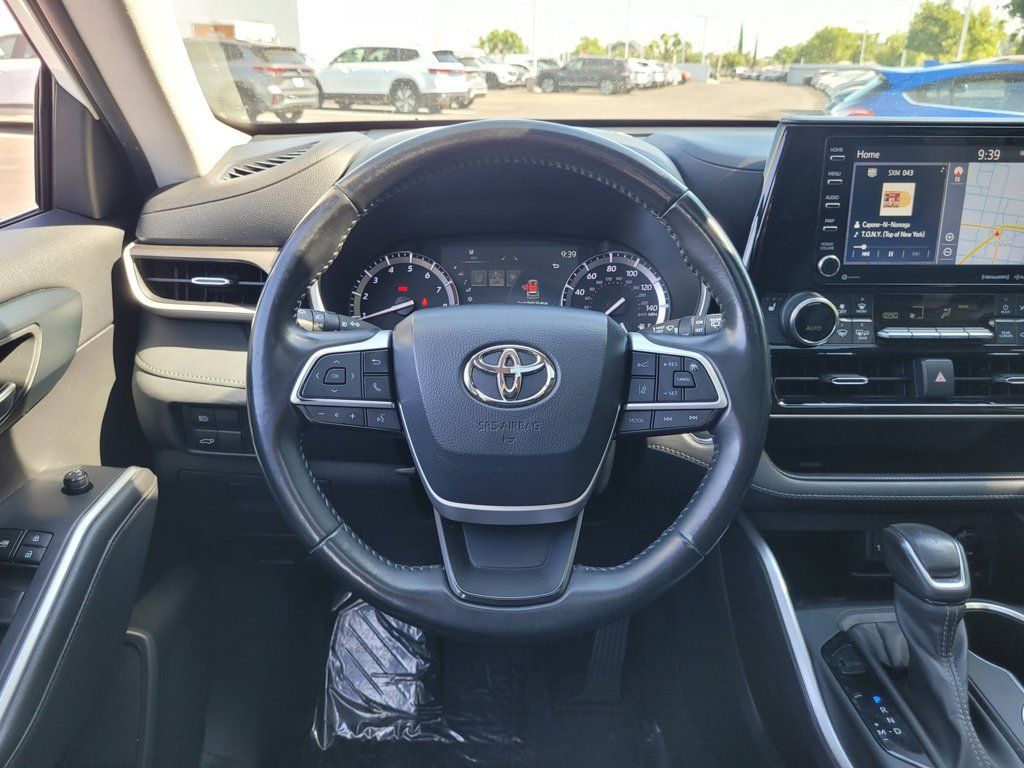 Used 2022 Toyota Highlander XLE AWD/4WD image 18