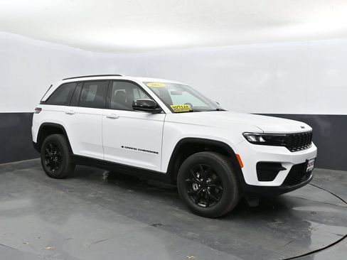 Used 2025 Jeep Grand Cherokee Altitude AWD/4WD image 6