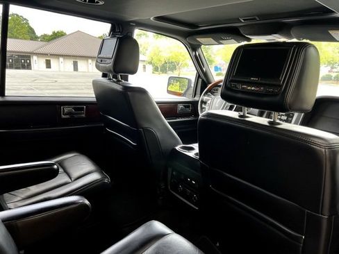 Used 2017 Lincoln Navigator L Select image 22