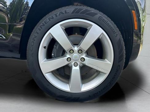 New 2025 Land Rover Defender 110 X-Dynamic SE image 10