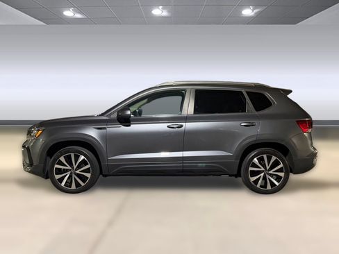 Used 2022 Volkswagen Taos SE FWD image 2
