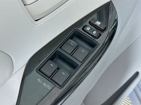Used 2014 Toyota Sienna LE FWD image 18