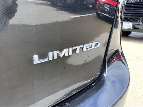 Used 2023 Chrysler Pacifica Limited FWD image 10