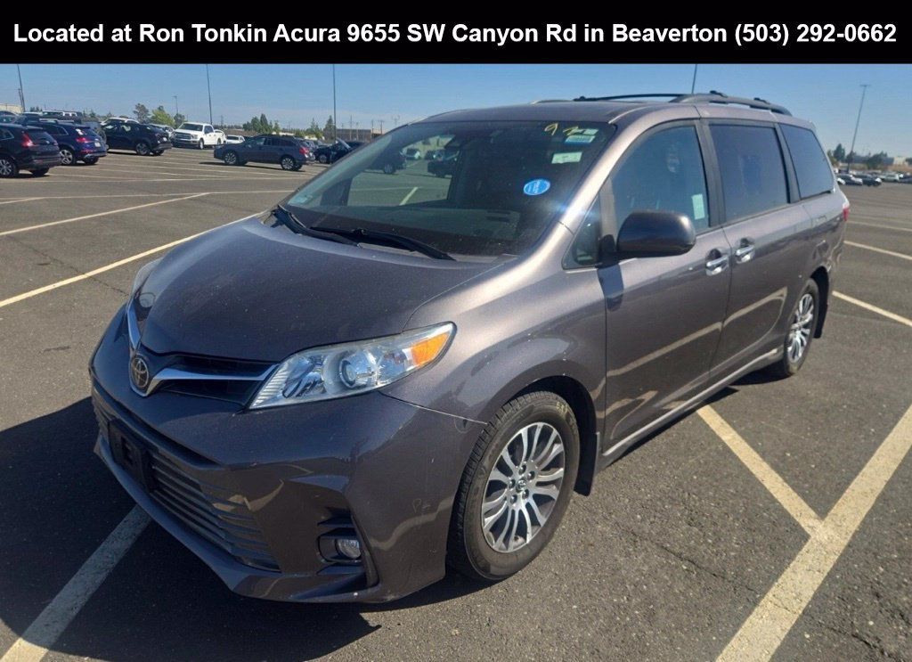 Used 2019 Toyota Sienna XLE w/ XLE Navigation Package FWD image 3