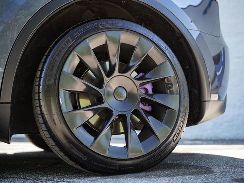 Used 2023 Tesla Model Y Long Range AWD/4WD image 18