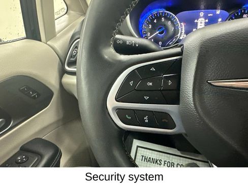 Used 2024 Chrysler Pacifica Touring-L FWD image 39