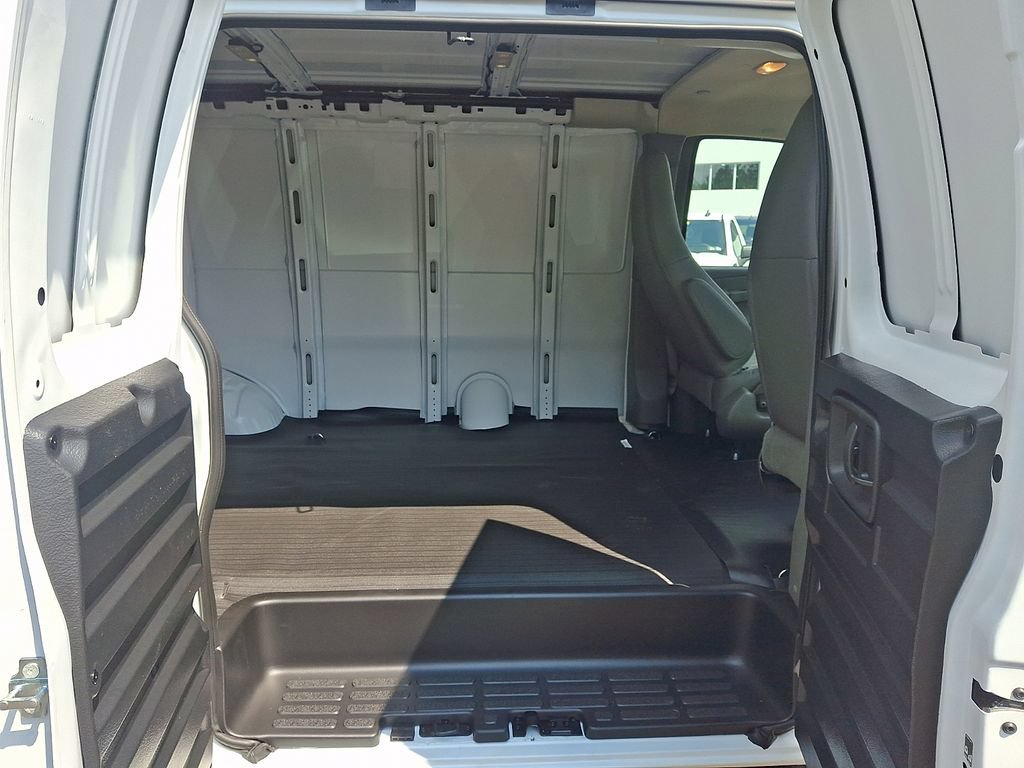 Used 2026 GMC Savana 2500 w/ Driver Convenience Package RWD image 6