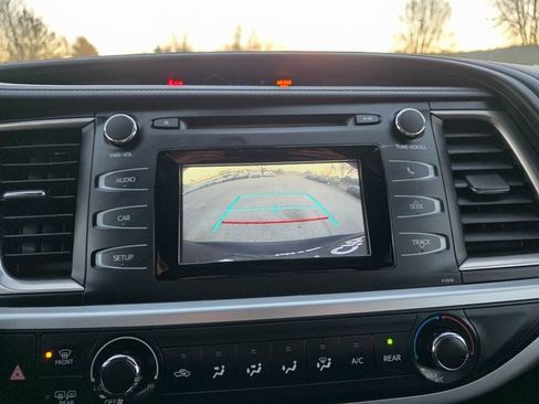 Used 2019 Toyota Highlander LE image 27