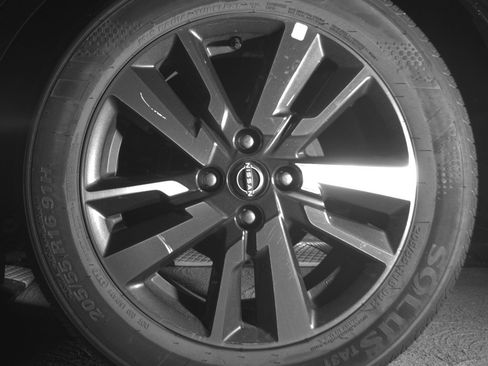 Used 2025 Nissan Versa SV FWD image 14